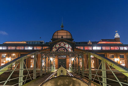 Die Fischauktionshalle in Hamburg bei Nacht