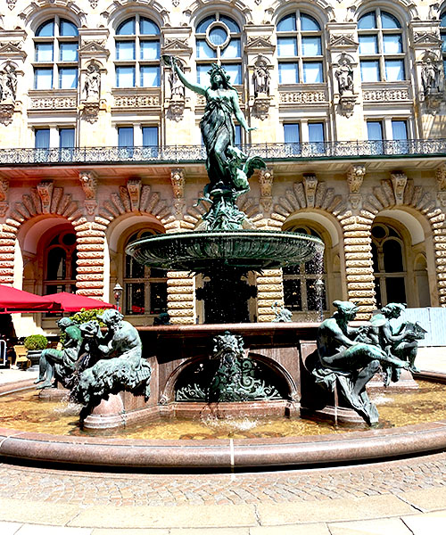 Der Hygieia Brunnen im Hamburger Rathaus Innenhof