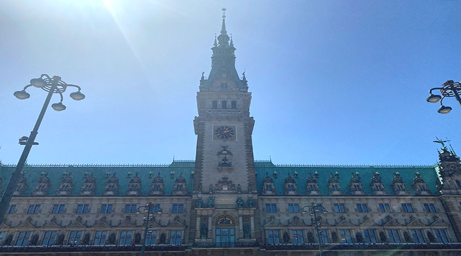 Das Hamburger Rathaus von vorne