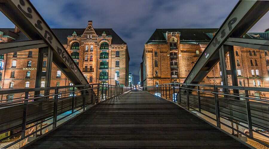 Speicherstadt in Hamburg bei Dunkelheit